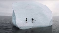 Mike Horn y Fred Roux escalan un iceberg en Noruega.
