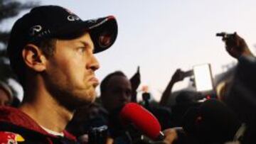 Vettel, ante la prensa en Bahrain.