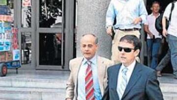 <b>PRINCIPAL ACUSADO. </b>Eufemiano Fuentes, junto al abogado Pérez Templado, tras una comparecencia. ante el juez.
