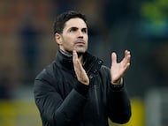 Soccer Football - UEFA Champions League - Inter Milan v Arsenal - San Siro, Milan, Italy - January 20, 2026 Arsenal manager Mikel Arteta applauds fans after the match REUTERS/Matteo Ciambelli