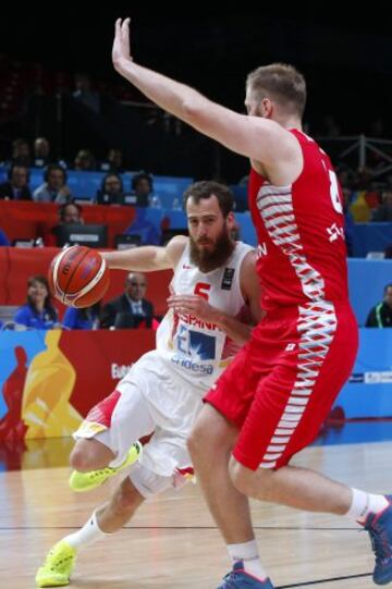 El base español Sergio Rodríguez (i) y el pívot polaco Przemyslaw Karnowski (d) durante el partido de octavos de final del Europeo 2015 entre las selecciones de España y Polonia, celebrado en el estadio Pierre Mauroy de la localidad francesa de Lille.