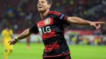 Chicharito celebrando su gran temporada en el Leverkusen