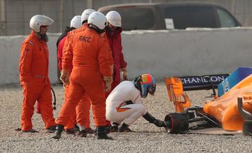 La rueda trasera derecha del McLaren de Fernando Alonso se salió, lo que provocó la bandera roja en pista.