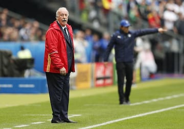 Del Bosque (left) issues instructions during Spain's last-16 defeat to Italy at Euro 2016.