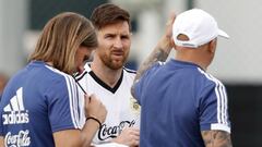 Messi atiende las instrucciones de Jorge Sampaoli cerca de Sebasti&aacute;n Beccacece en un entrenamiento de Argentina previo al Mundial de Rusia 2018.
 