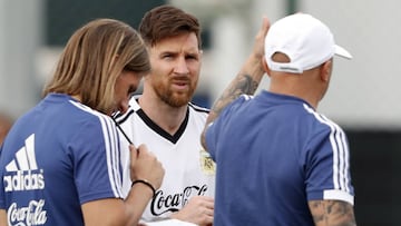 Messi atiende las instrucciones de Jorge Sampaoli cerca de Sebastián Beccacece en un entrenamiento de Argentina previo al Mundial de Rusia 2018.