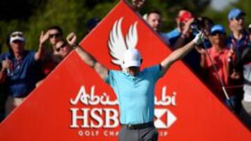 McIlroy celebra su hoyo en uno.