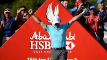 McIlroy celebra su hoyo en uno.