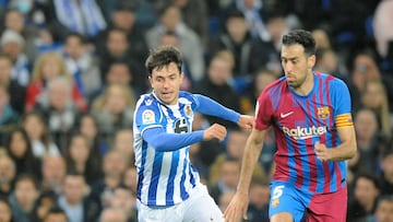 Martin Zubimendi y Sergio Busquets en un Real Sociedad-Bar?a