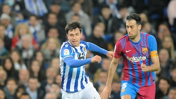 Martin Zubimendi y Sergio Busquets en un Real Sociedad-Barça