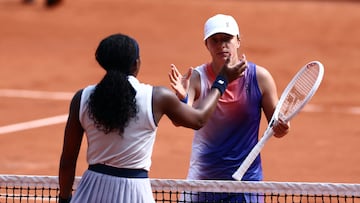 Tennis - French Open - Roland Garros, Paris, France - June 6, 2024 Poland's Iga Swiatek celebrates winning her semi final match against Coco Gauff of the U.S. REUTERS/Yves Herman