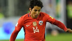 Chile&#039;s Matias Fernandez drives the ball during the Russia 2018 World Cup football qualifier match against Bolivia in Santiago, on September 6, 2016. / AFP PHOTO / MARTIN BERNETTI