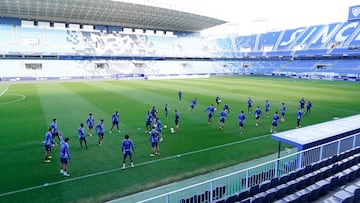 El Marbella, en el entrenamiento del equipo de Fran Beltrán ayer en La Rosaleda, el estadio donde disputará su partido ante el Atlético.