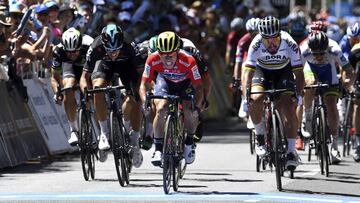 BRIS05 CAMPBELLTOWN (AUSTRALIA) 20/01/2017.- El ciclista australiano Caleb Ewan (c), del equipo Orica-Scott, compite en la cuarta etapa del Tour Down Under en Campbelltown (Australia) hoy, 20 de enero de 2017. EFE/Dan Peled PROHIBIDO SU USO EN AUSTRALIA Y NUEVA ZELANDA