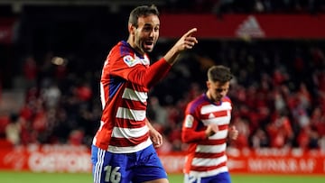 Víctor Díaz celebra un gol con el Granada.