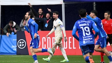 OURENSE, 05/01/2025.- El jugador del Ourense Ángel Sánchez (i) celebra tras marcar el tercer gol de su equipo ante el Real Valladolid durante el partido de Copa del Rey disputado este domingo en el estadio de O Couto. EFE/Brais Lorenzo