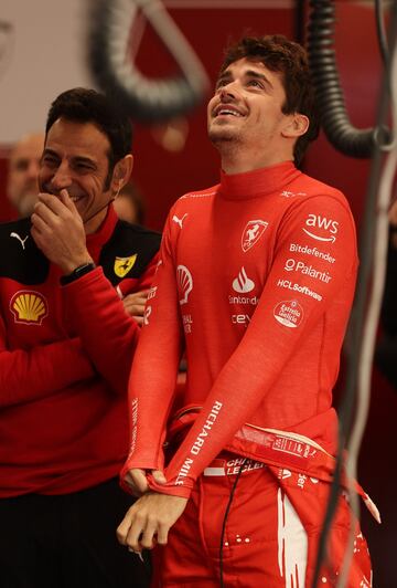 El piloto monegasco, Charles Leclerc, sonríe junto a miembros de su equipo durante la sesión de hoy. 