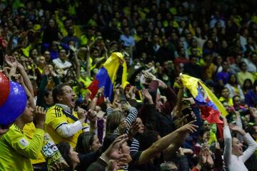 La Selección Colombia de voleibol detonó alegría en el Coliseo El Salitre al ganarle a Perú 3-0. El país sueña con un cupo a Tokio que se define contra Argentina.