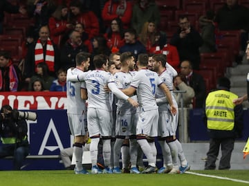 Los jugadores del Levante celebran el 1-1 de Roger al Atlético de Madrid. 