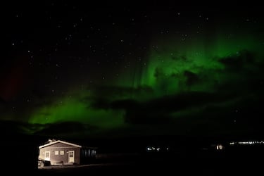 Auroras boreales verdes iluminan el cielo cerca de Selfoss, una localidad del sur de Islandia, a orillas del río Ölfusá y en el oeste de la región de Suðurland.