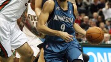 Ricky Rubio penetra a canata ante la oposicio&oacute;n de Miroslav Raduljica.