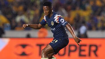 Andres Ibarguen jugando con el América.