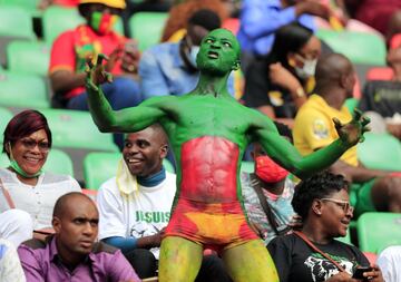 Camerún, la selección anfitriona de la Copa de África, sintió muy de cerca el apoyo de sus aficionados. Como el de la imagen que ilustra estas líneas, que asistió al partido contra Cabo Verde, en el estadio d’Olembe
de Yaoundé, pintado de verde y rojo para celebrar el pase a octavos de los Leones Indomables tras empatar 1-1.