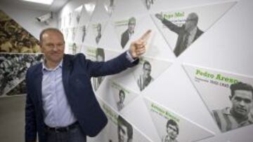 Pepe Mel posa con su triángulo en el 'Muro de las Leyendas'.