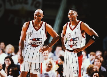 Pilla más lejos, pero es de sobra conocido, incluso en esa temporada perdida por el lockout, los 50 partidos, la ausencia de All Star y el segundo adiós de Michael Jordan. Se podría ampliar temporalmente este fracaso para el equipo texano situándolo en 1996, año en el que aterrizó en la franquicia Charles Barkley, buscando su última oportunidad de un anillo siempre esquivo. Coincidió con Clyde Drexler y Hakeem Olajuwon, pero la eliminación en las finales de Conferencia ante los Jazz en seis partidos supuso su último acercamiento a ese campeonato que jamás ganó. Drexler se retiró y Scottie Pippen formaba otro gran equipo histórico tras abandonar los Bulls y los problemas con Jerry Krause. Temporada desastrosa, decepcionante y eliminación en primera ronda por los Lakers de Shaq y Kobe (3-1), que todavía tendrían que esperar para iniciar su dinastía particular. 