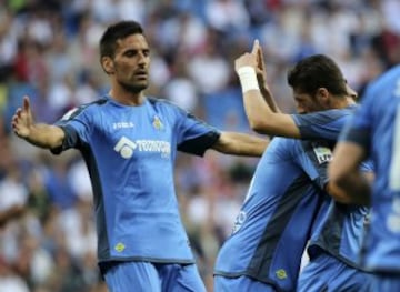 GRA260. MADRID, 23/05/2015.- Los jugadores del Getafe celebran el gol marcado ante el Real Madrid, durante el encuentro correspondiente a la última jornada de primera división, que disputan esta tarde en el estadio Santiago Bernabéu, Madrid. EFE/Ballesteros.