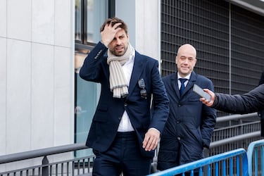 Gerard Piqué abandona el juzgado de Majadahonda junto a su abogado, David Velázquez.
