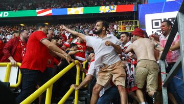 Grupos de hooligans de la selección turca y la georgiana se enfrentaron una esquina del Signal Iduna Park en los prolegómenos del partido que les enfrentaba. Los efectivos desplegados para el partido eran más de 3.000 ante la posibilidad de que hubiera altercados entre dos aficiones muy calientes.