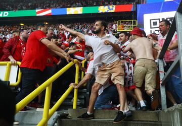 Grupos de hooligans de la selección turca y la georgiana se enfrentaron una esquina del Signal Iduna Park en los prolegómenos del partido que les enfrentaba. Los efectivos desplegados para el partido eran más de 3.000 ante la posibilidad de que hubiera altercados entre dos aficiones muy calientes.