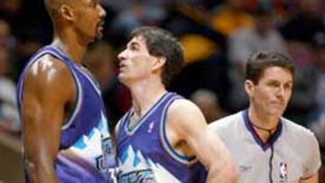 <B>UNA PAREJA MÍTICA</B>. John Stockton habla con su compañero de equipo, Karl Malone,ambos han sido el dúo más productivo en la NBA en los últimos diez años.