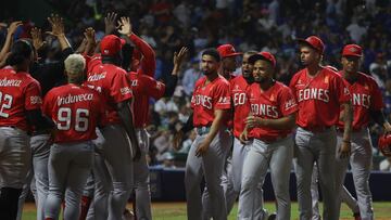 AMDEP1433. SANTO DOMINGO (REPÚBLICA DOMINICANA), 27/01/2025.- Jugadores de Leones celebran una anotación este lunes, durante un juego de la serie final de la Liga Dominicana entre Leones del Escogido y Tigres de Licey en el Quisqueya, Santo Domingo ( República Dominicana). EFE/ Orlando Barria