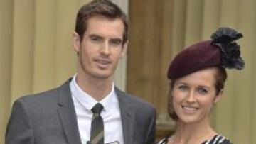 El tenista escoc&eacute;s Andy Murray (i), &uacute;ltimo ganador de Wimbledon, y su novia Kim Sears (d) tras ser nombrado hoy Oficial del Imperio Brit&aacute;nico por el pr&iacute;ncipe Guillermo en un acto celebrado en Londres, Reino Unido hoy 17 de octubre de 2013.