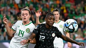 Brisbane (Australia), 31/07/2023.- Heather Payne of the Republic of Ireland (left) fights for the ball with Uchenna Kanu of Nigeria during the FIFA Women's World Cup 2023 soccer Group B match between Ireland and Nigeria at Brisbane Stadium in Brisbane, Australia, 31 July 2023. (Mundial de Fútbol, Irlanda) EFE/EPA/DARREN ENGLAND AUSTRALIA AND NEW ZEALAND EDITORIAL USE ONLY
