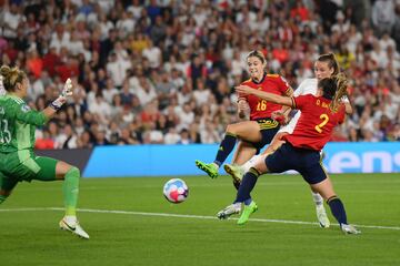 1-1.  Ella Toone celebra el primer gol.