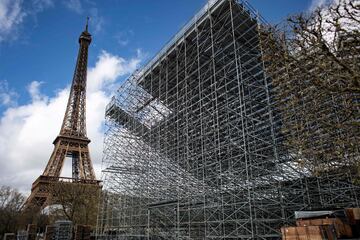 Los Juegos Olímpicos de 2024 están a la vuelta de la esquina. Se llevarán a cabo entre el 26 de julio y el 11 de agosto de 2024 en la ciudad de París. Por ello, el monumento más famoso de la capital francesa se prepara para la ocasión: la Torre Eiffel se pintará de un brillante color dorado-marrón para atraer todas las miradas de los visitantes.