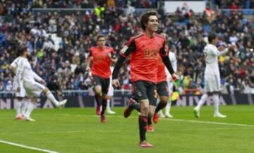 Alegría de Aritz Elustondo después de anotar el gol 0-1 para la Real Sociedad