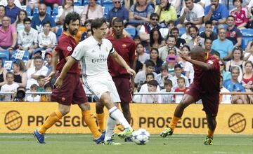 Morientes con el balón.