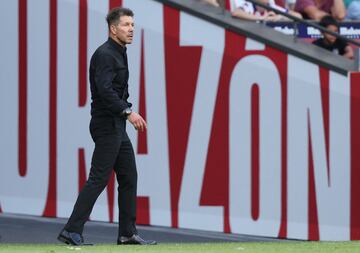 Cholo Simeone dando instrucciones a sus jugadores.