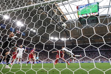 En el minuto 13 de partido, el propio Bellingham iniciaba la jugada desde el centro del campo y acabó con Bellingham mandando la pelota a la red de cabeza.