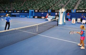 Novak Djokovic, como embajador de ANZ, disputó un 'partido' con la ganadora del concurso ANZ Hot Shots, Anna Obispo, en Melbourne.