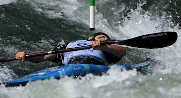 La localidad alemana de Augsburgo acoge la cita más importante del calendario de piragüismo en aguas bravas: los Mundiales de eslalon. En la jornada de ayer se disputó la primera manga de las eliminatorias femeninas de K1, donde la italiana Stefanie Horn (en la imagen) tuvo que esforzarse para sortear las puertas en un exigente circuito.