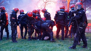 SAN SEBASTIÁN, 16/03/2023.- Agentes de la Ertzaintza detienen a un aficionado en el exterior del Reale Arena de Donosti, donde se va a disputar este jueves el partido de vuelta de cuertos de final de la Europa League entre la Real Sociedad y la AS Roma. EFE/Javier Etxezarreta
