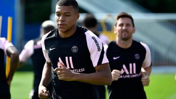 Kylian Mbappé y Leo Messi, jugadores del Paris Saint-Germain, durante una sesión de entrenamiento.