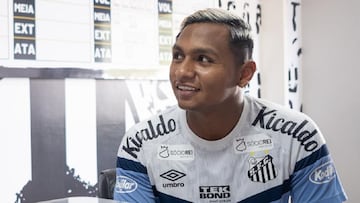 Santos presenta a Alfredo Morelos.