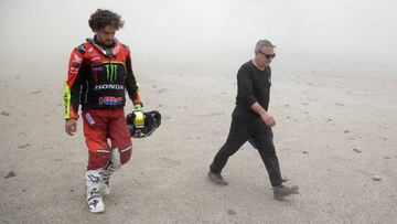 Joan Barreda, después de abandonar el Dakar y junto al director de la carrera, Etienne Lavigne.
