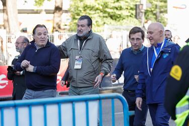 José Luis Martínez -Almeida, alcalde de Madrid desde junio de 2019, llegando a la Maratón de Madrid.
